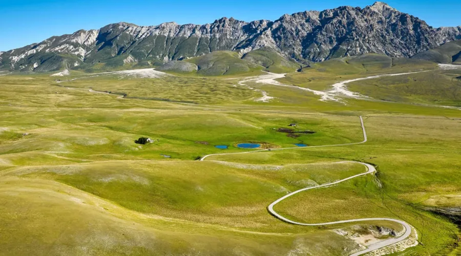 Itinerario moto Campo Imperatore: il fascino del “Piccolo Tibet” d’Abruzzo