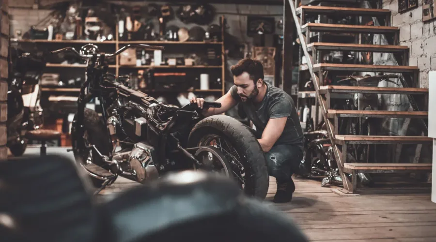 Crea il tuo garage per moto: guida completa fai-da-te per le feste