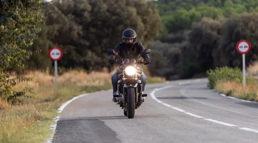 Come rodare correttamente una moto nuova: guida completa per evitare danni