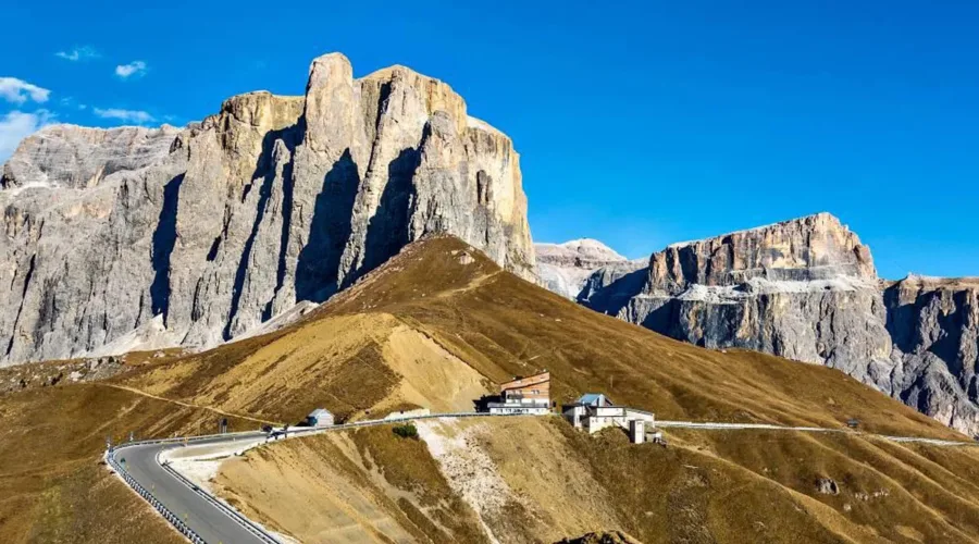 I passi delle Dolomiti in moto: itinerario tra curve, tornanti e panorami