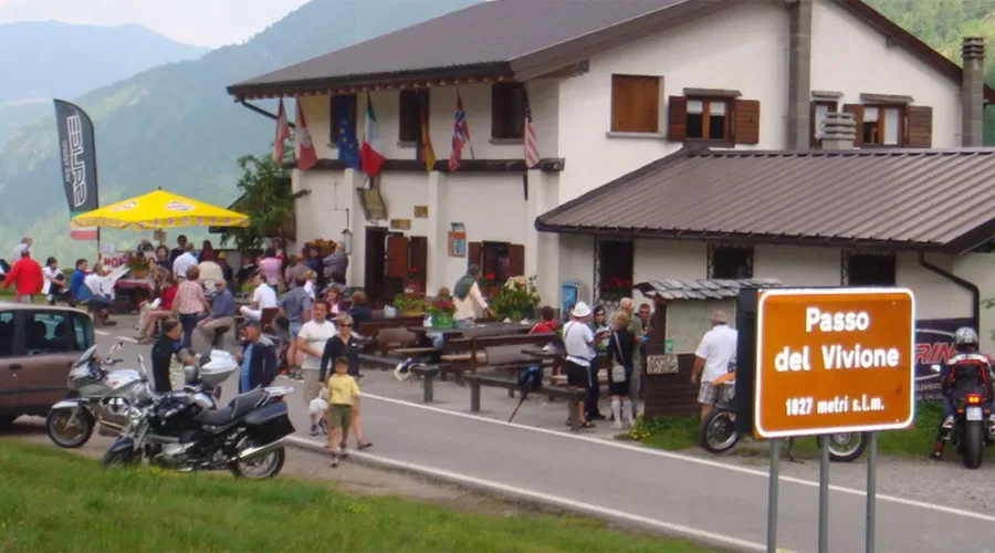 Rifugio Passo del Vivione in moto: sosta panoramica tra Val di Scalve e Valcamonica