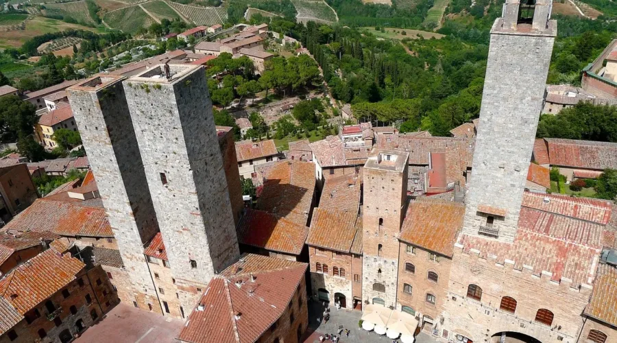 Itinerario moto “San Gimignano e le sue torri”: curve e borghi nel cuore della Toscana