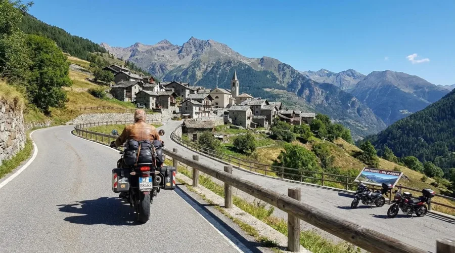 Val d&rsquo;Aosta in moto d&rsquo;estate: itinerario tra colli alpini, borghi e soste panoramiche